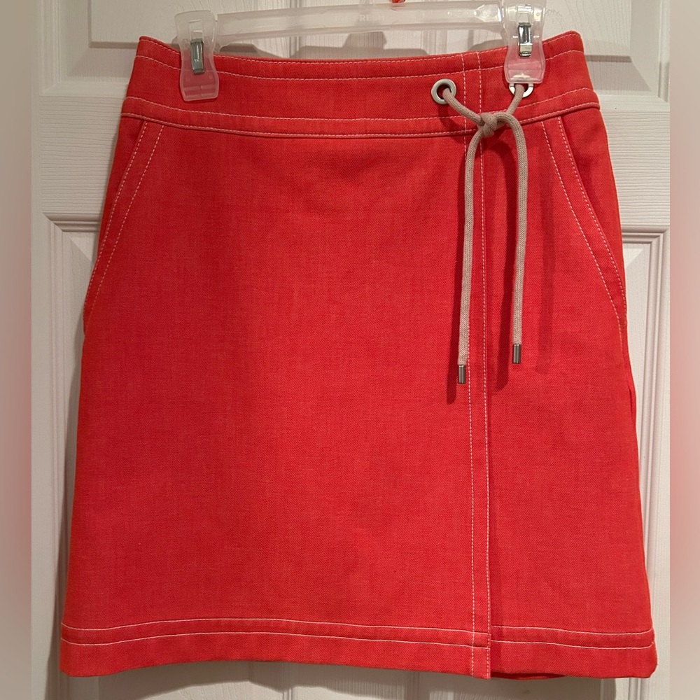 Ann Taylor faux wrap look skirt. Gorgeous colour in excellent condition. Size 4